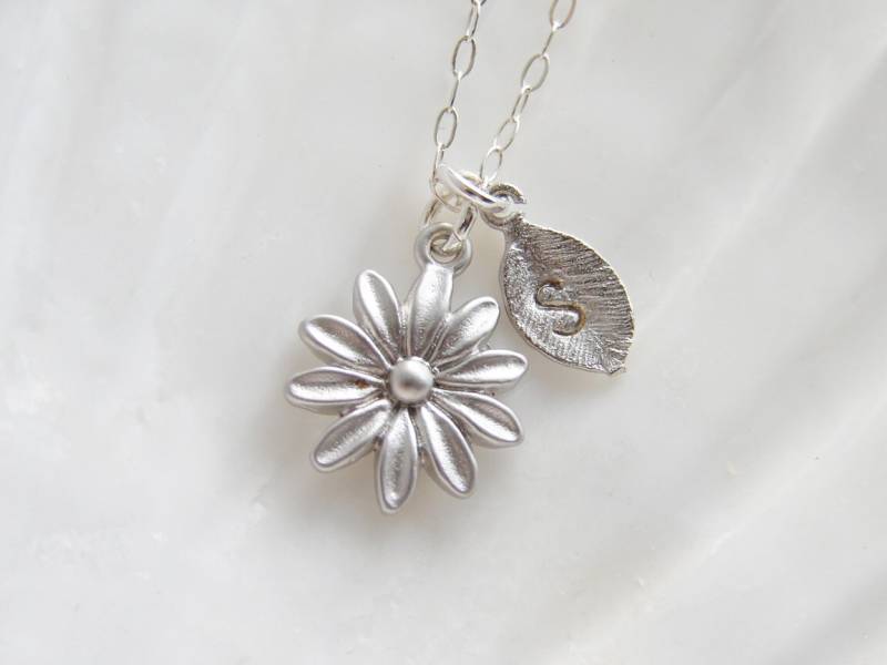 Personalisierte Kleine Gänseblümchen Halskette. Matte Silber Initial Brautjungfer Geschenk. Handgestempelte Initiale Blatt. Schlichtes Modernes von PetitBlue
