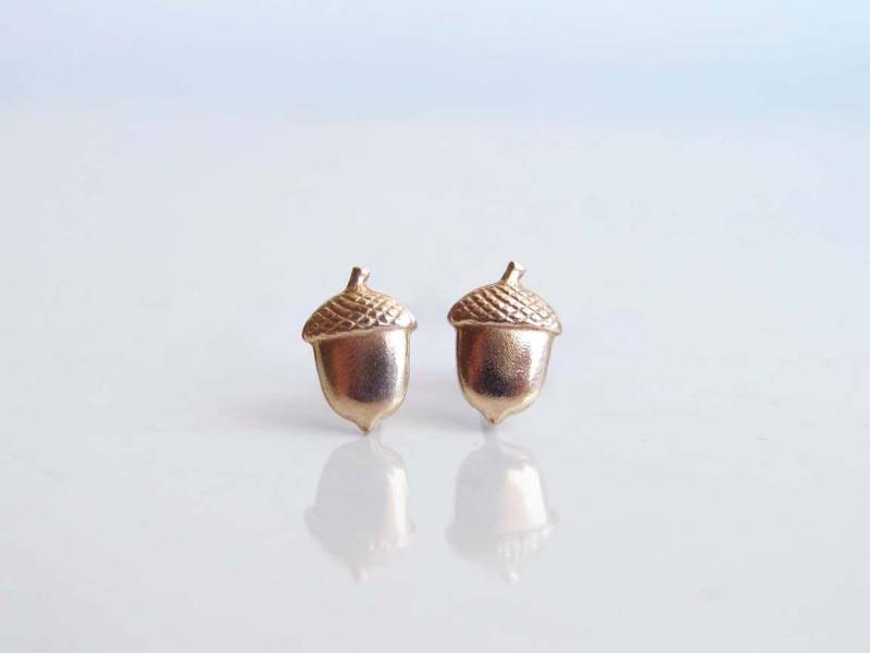 Sehr Kleine Goldene Eichel Ohrringe. Erntedank Geschenk. Messing Ohrstecker. Herbstmode. Einfacher Moderner Alltags Schmuck von PetitBlue