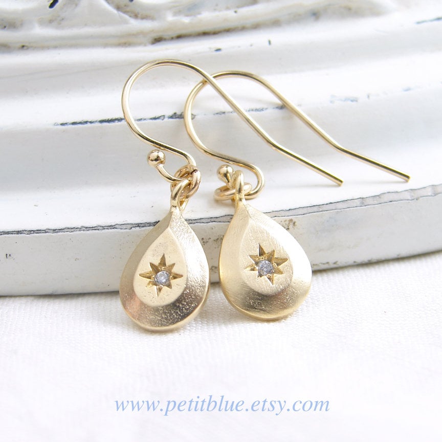 Teardrop Stern Ohrringe ~ Matt Gold Anti-Tarnish Vergoldeter Edelstahl Oder 14K Fill Ohrdraht von PetitBlue