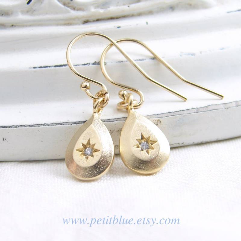 Teardrop Stern Ohrringe ~ Matt Gold Anti-Tarnish Vergoldeter Edelstahl Oder 14K Fill Ohrdraht von PetitBlue