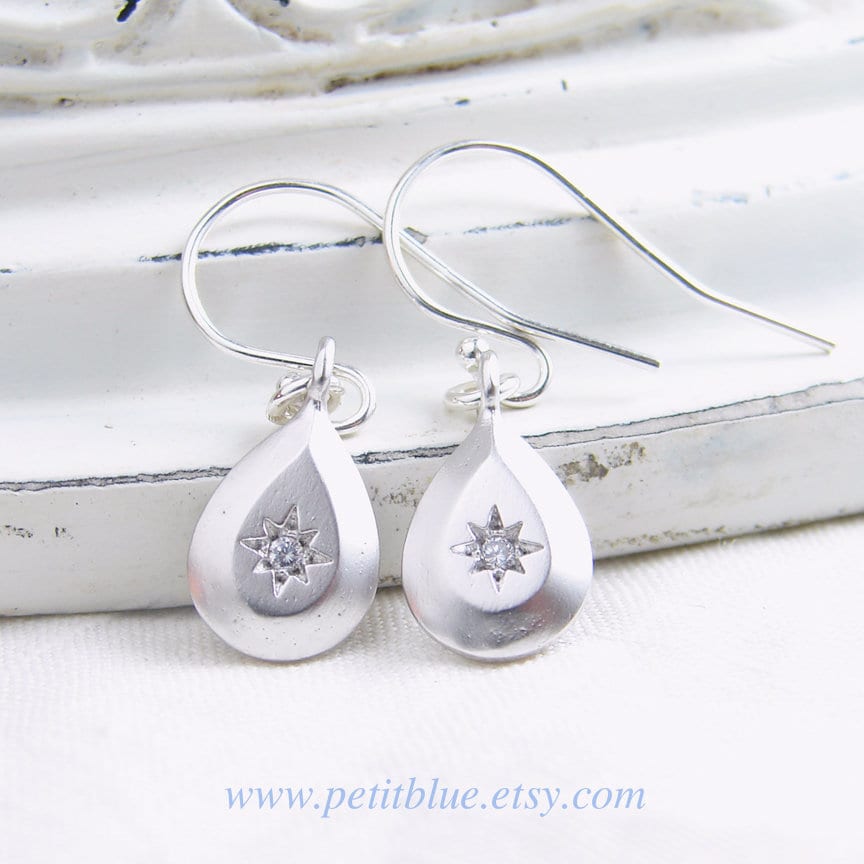 Teardrop Stern Ohrringe ~ Matt Silber Zierliche Edelstahl Oder Sterling Ohr Draht von PetitBlue
