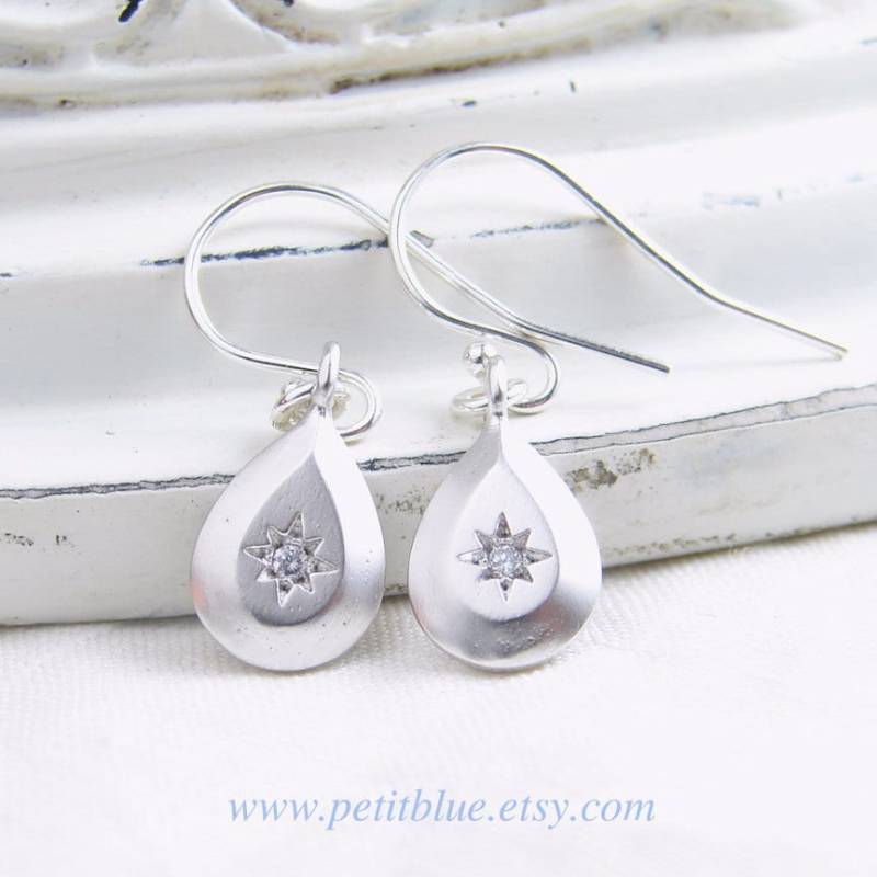 Teardrop Stern Ohrringe ~ Matt Silber Zierliche Edelstahl Oder Sterling Ohr Draht von PetitBlue