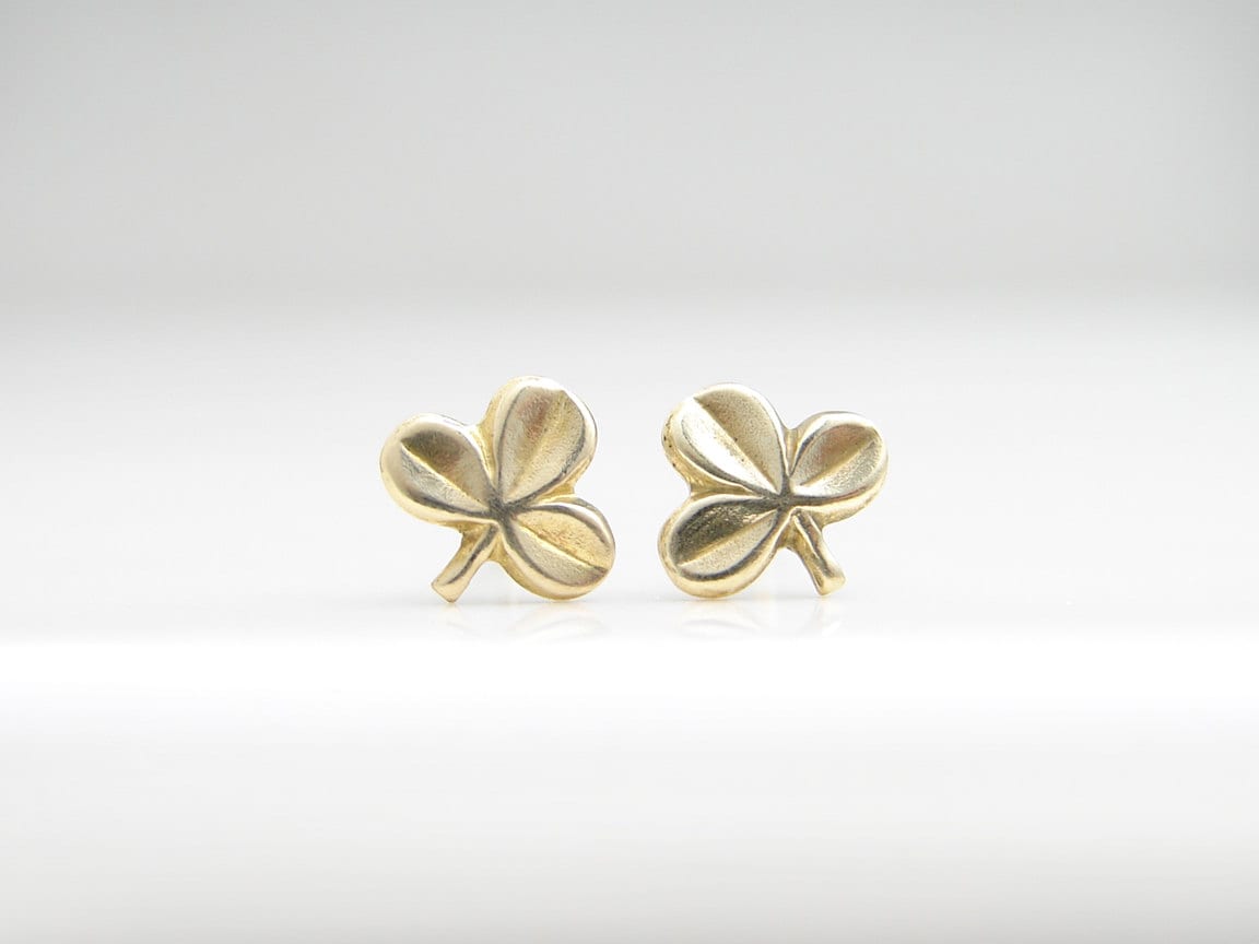 Teeny Kleine Sprout Ohrringe. Messing Kleine Sprössling Ohrstecker. Schlichter Moderner Alltags Schmuck Von Petitblue von PetitBlue