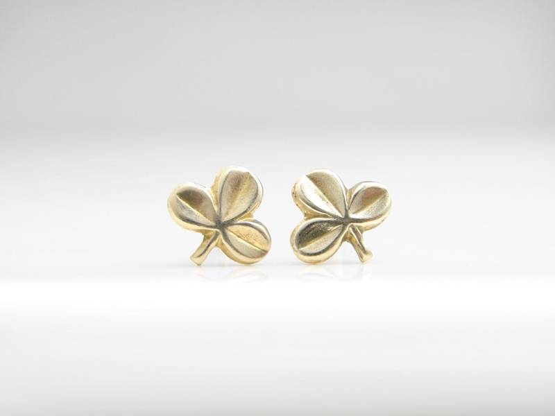 Teeny Kleine Sprout Ohrringe. Messing Kleine Sprössling Ohrstecker. Schlichter Moderner Alltags Schmuck Von Petitblue von PetitBlue