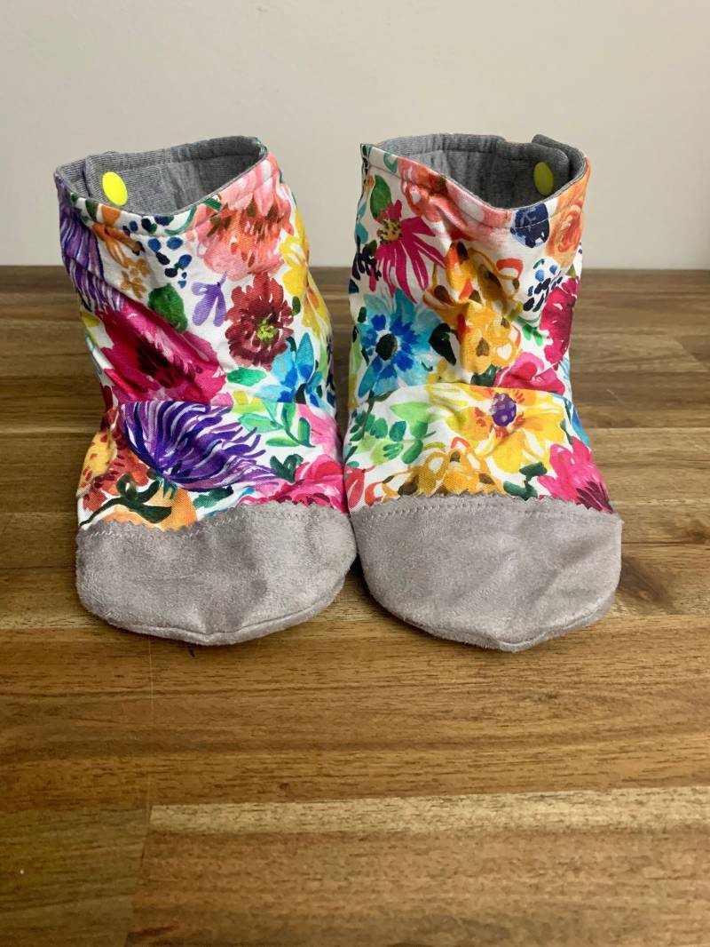 Baby-Kind-Erwachsener Booties Hausschuhe Handgemachte Helle Lebendige Blumen von PetitBonhommes