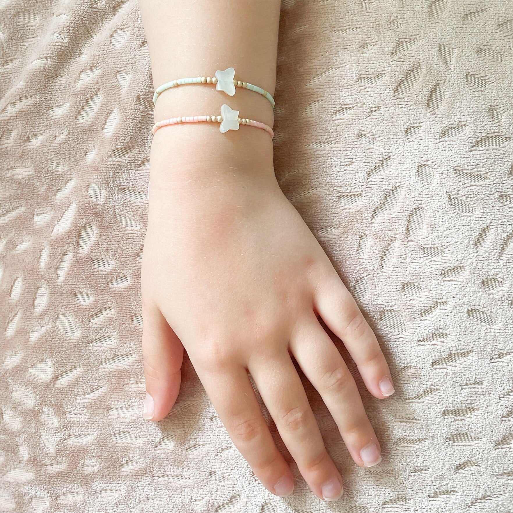 Schmetterling Armband Gold Filled Für Kinder Perlen Geschenkidee Perlmutt von PetitMousse