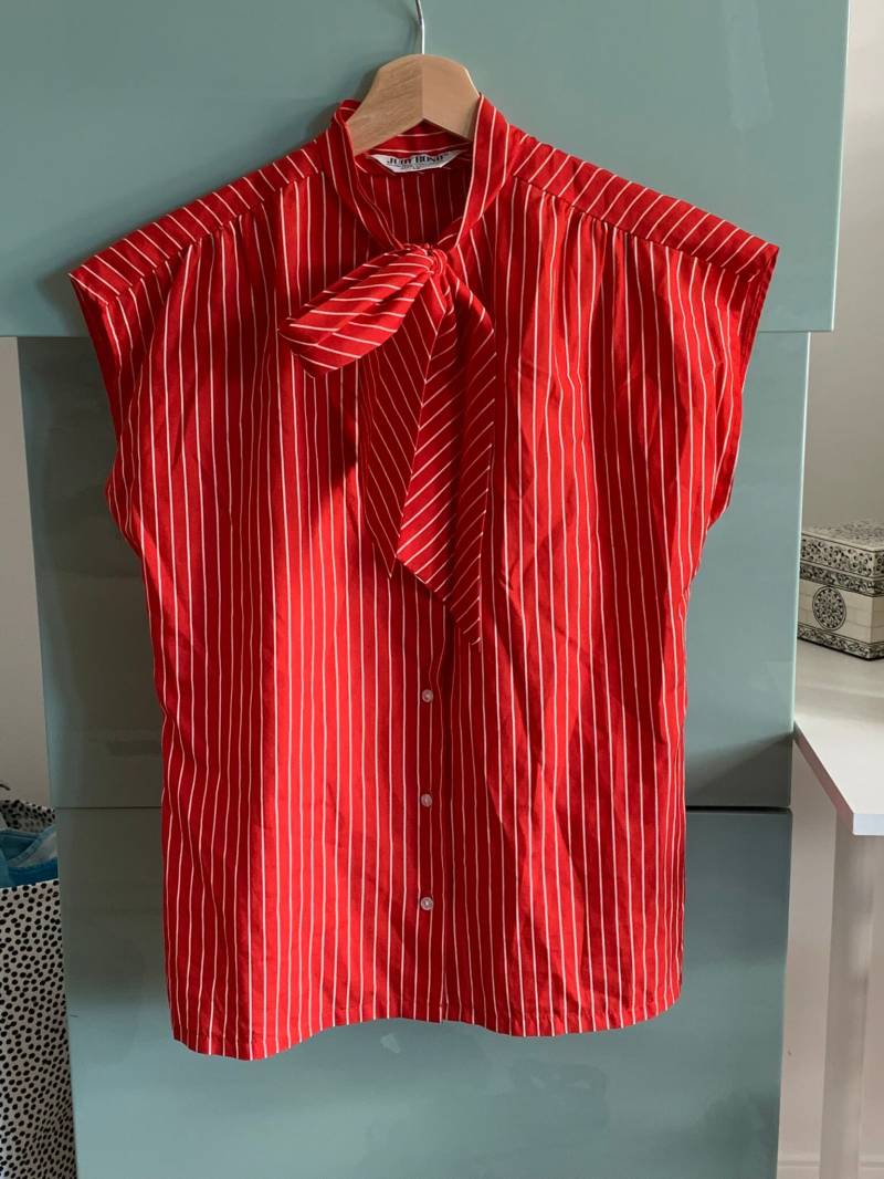 Red Blouse With Bow Collar 70S Vintage von PetitVintageStudio