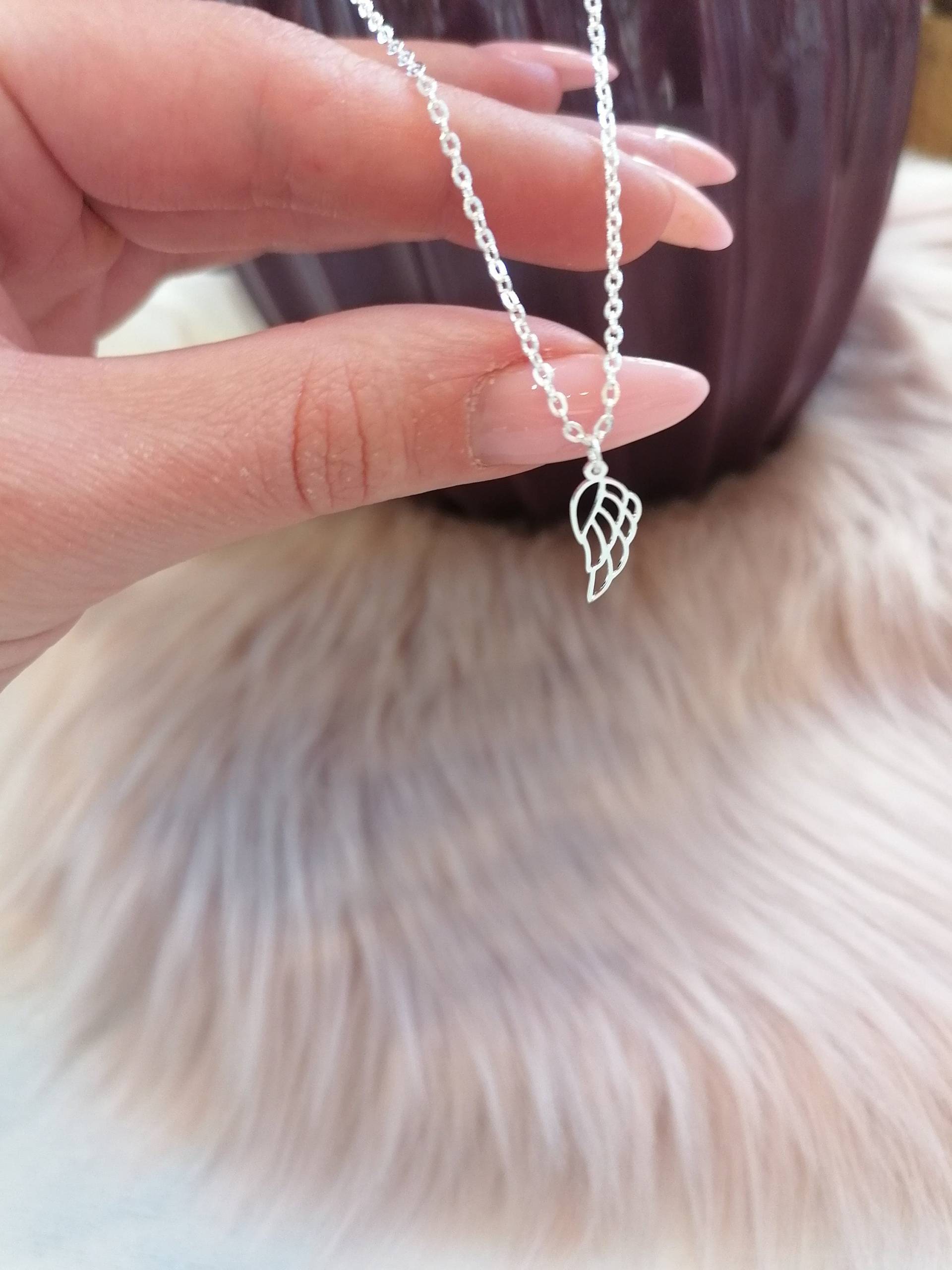 Engelsflügel Halskette in Silber Aus Edelstahl Mit Zartem Anhänger Engelsflügel Halskette in Silber Aus Edelstahl Mit Zartem Anhänger von PetiteBeauteshop