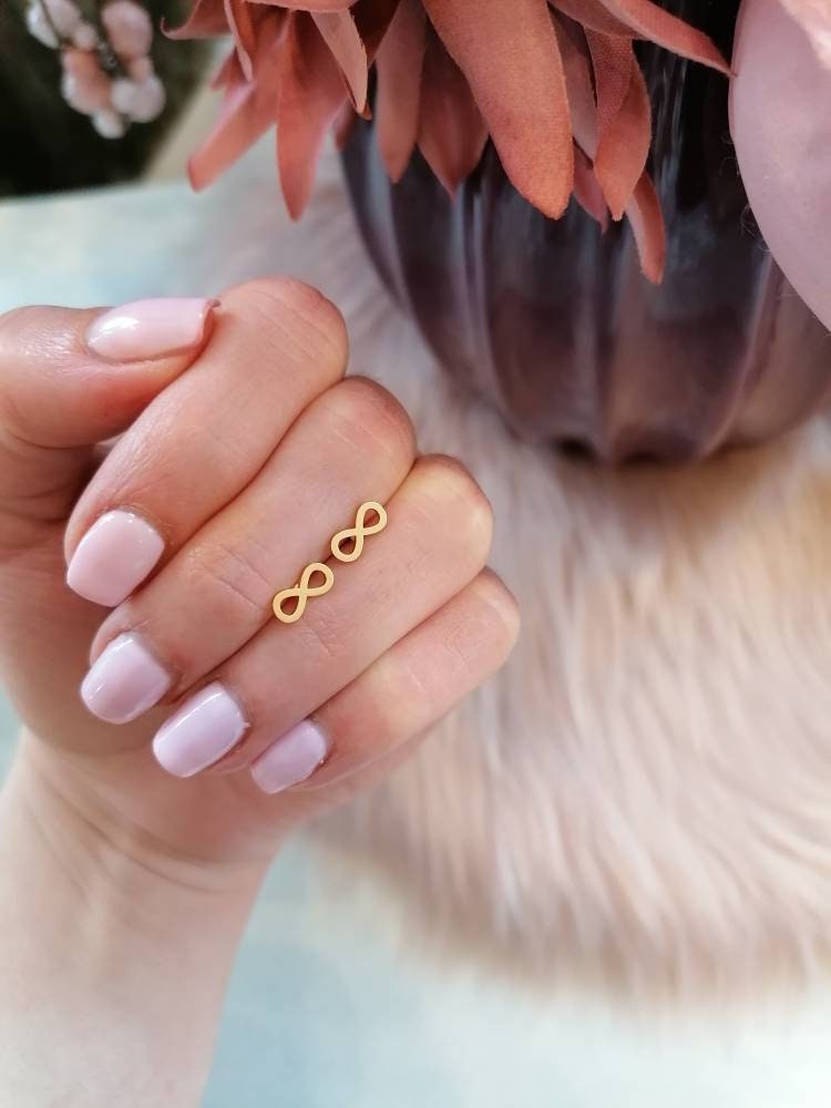 Zarte Kleine Infinity Ohrringe/Unendlichkeitszeichen Edelstahl /Muttertag Muttertags Geschenk von PetiteBeauteshop