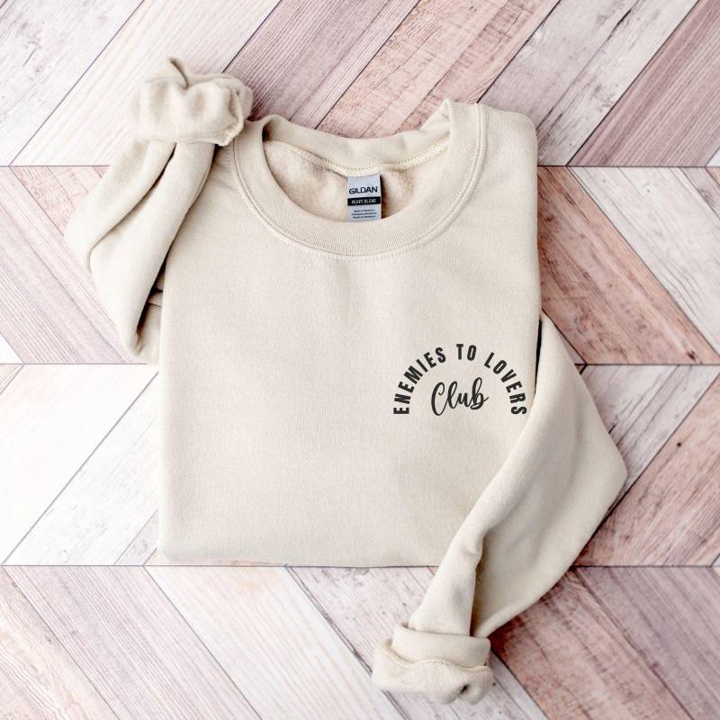 Enemies To Lovers Booklover Pullover, Geschenk Für Bücherwurm Leseratten Sweatshirt Book Club Freundin Geschenke Bookish Booktrovert Pulli von PetiteJoyStudios