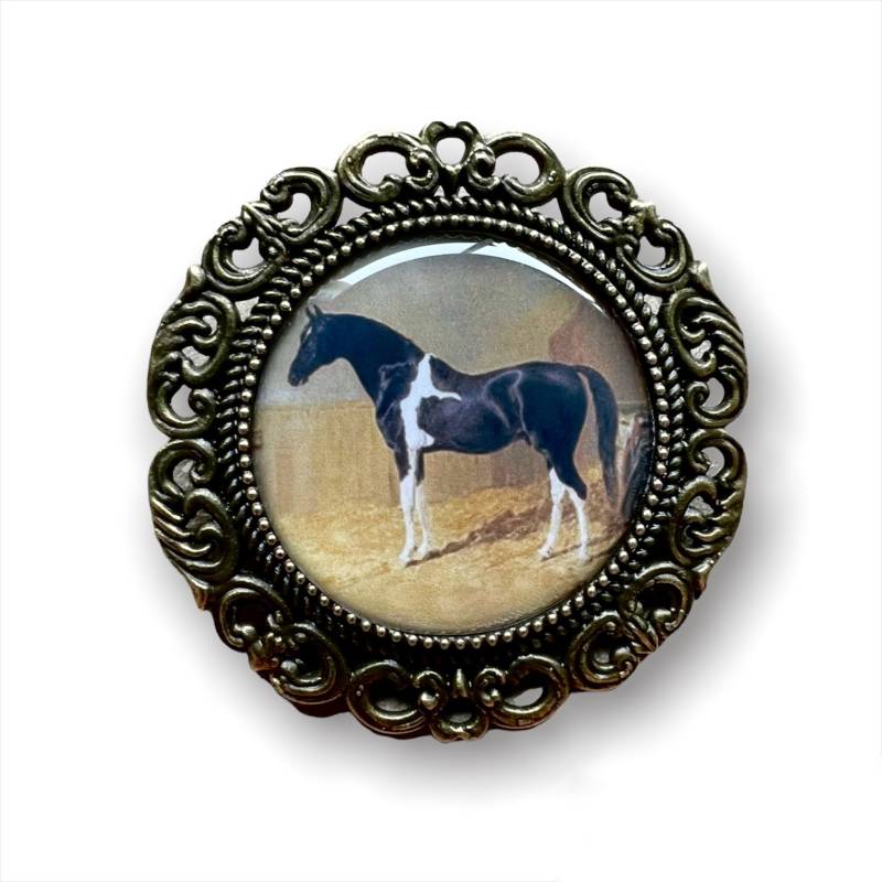 Vorgebundene Stocknadel-Brosche, Pinto-Pferd Im Stall, Krawatte, Revers, Jacke, Hunter-Pferde-Abzeichen von PetiteLapelCo