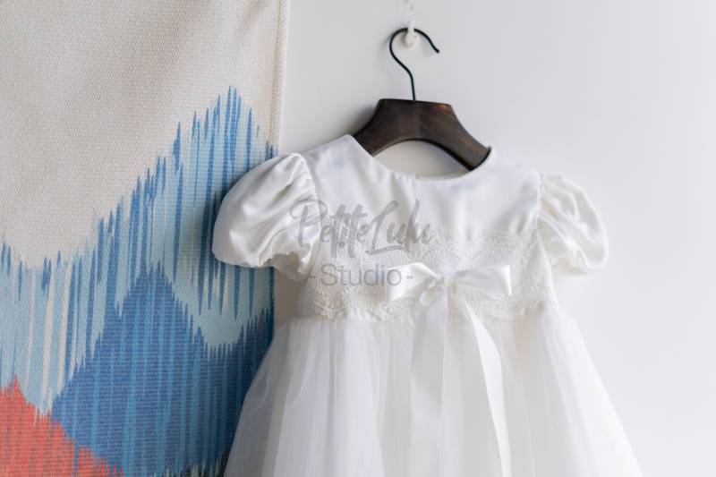 Taufkleid, Elfenbeinfarben, Knielang, Weiche Baumwolle, Satin, Spitze, Kurze Puffärmel, Incl. Mütze | D021 von PetiteLuluStudio