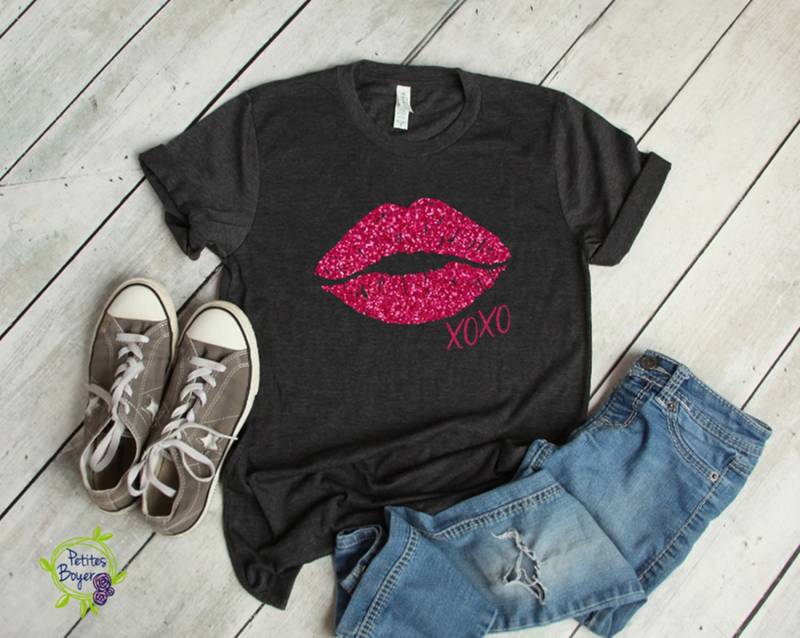 Damen Glitzer Vinyl Shirt - Kisses Lips Soft Unisex Bella + Canvas Teen Xoxo Love Makeup T-Shirt von PetitesBoyer