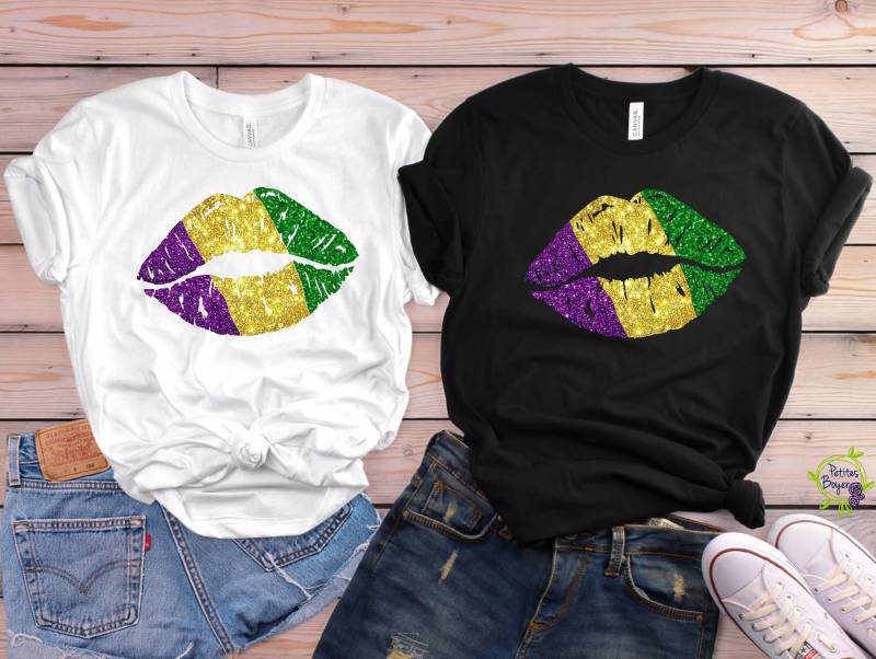 Karneval Shirt Kusslippen Glitzer Vinyl, Weicher Unisex V-Ausschnitt Bella + Canvas Lila Grün Gold, Damen Shirt, Louisiana Karneval Shirt Kusslippen Glitzer Vinyl, Weicher Unisex V-Ausschnitt Bella + Canvas Lila Grün Gold, Damen Shirt, Louisiana von PetitesBoyer