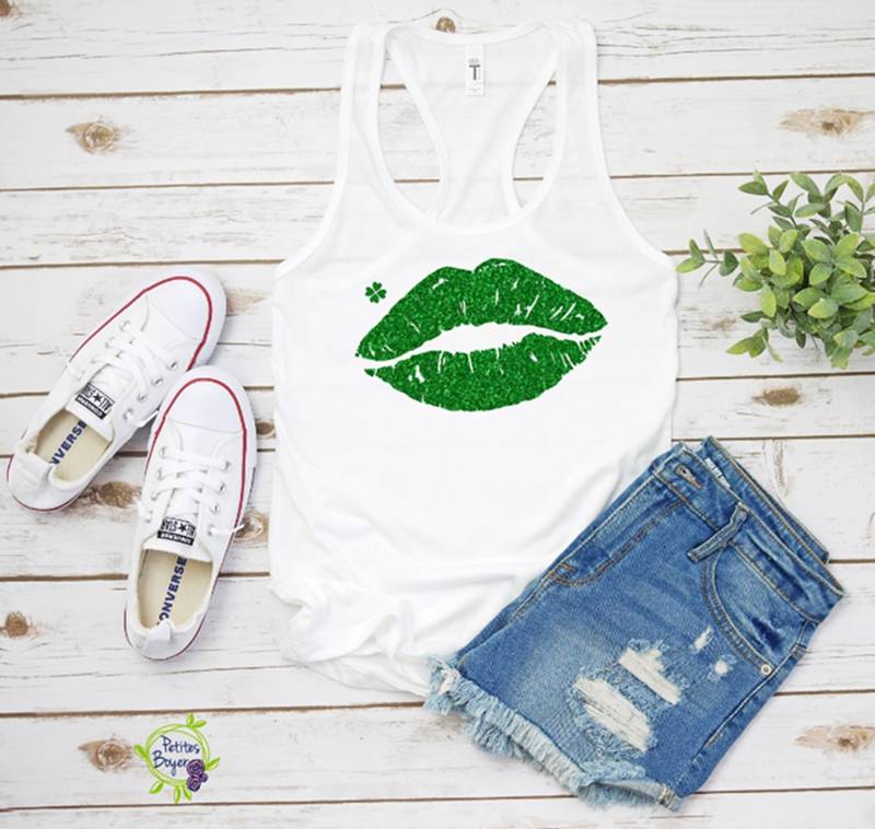 st. Patrick's Day Glitzer Vinyl Tank Top - Racerback Grün Schwarz Weiß Irish Clover Beauty Mark Makeup Kiss Me Love von PetitesBoyer