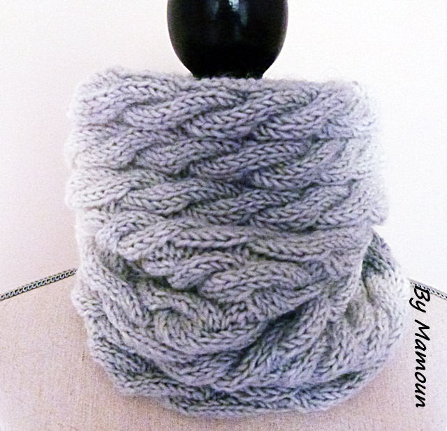 Snood - Schal Handgestrickter Halswärmer Mit Einem Weichen Weißen Und Grauen Farbverlaufsgarn Hübschen Zopfmustern von PetitesMaillesDeMoon