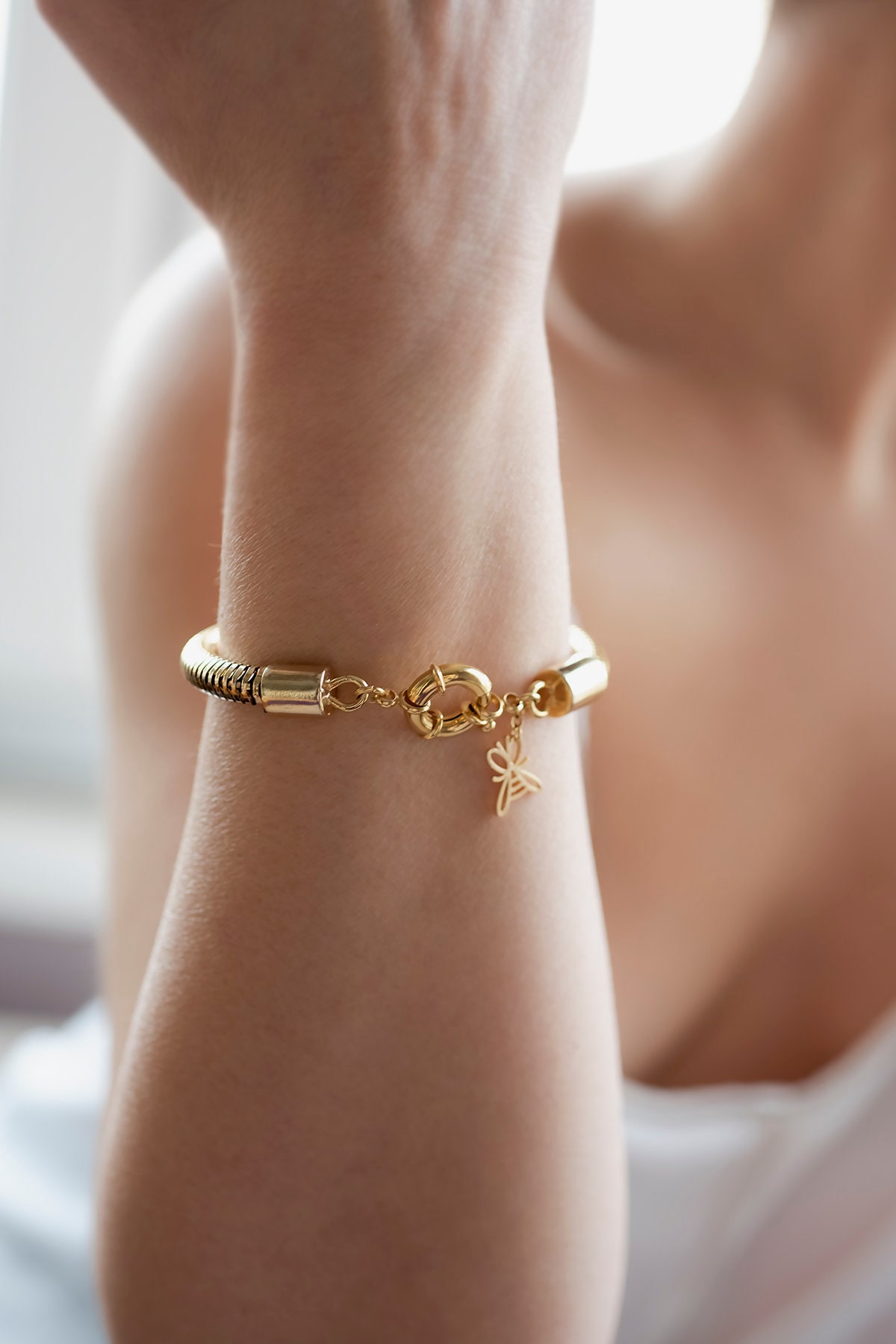 Gold Filled Schlangenkettenarmband Bienenanhänger, Seemannverschluss Gold Filled Schlangenkettenarmband Bienenanhänger, Seemannverschluss von PetitesPierres