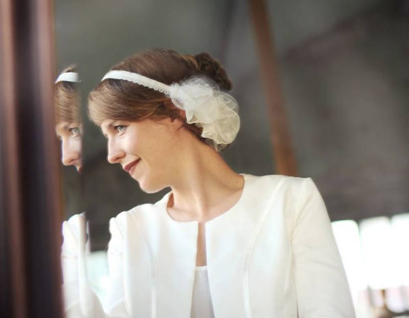 Bibi Headband Braut Mit Blumen Aus Federt, Seiden Chiffon Und Spitze, Retro-Inspiration Bohemien von PetitesRobesBlanches