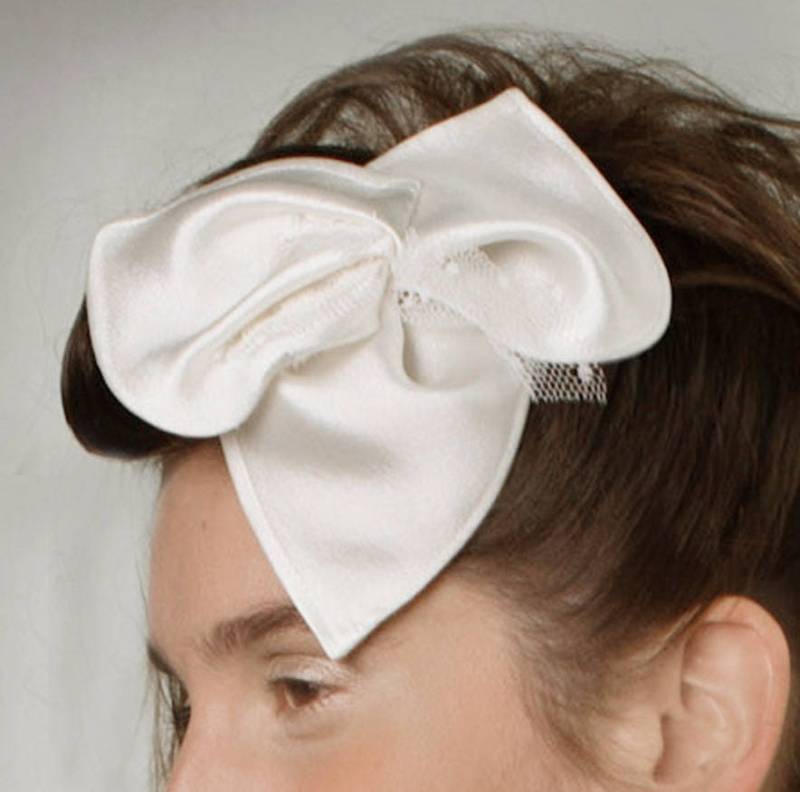 Blühende Kappe, Frisur Zubehör, Braut, Seide Und Federtüll, Defekt Weiß von PetitesRobesBlanches