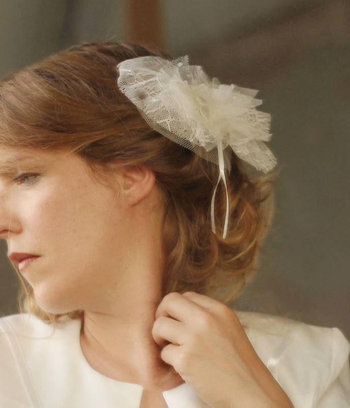 Brautblumen-Kopfschmuck Aus Tüll, Spitze, Bändern Und Seidenknöpfen von PetitesRobesBlanches