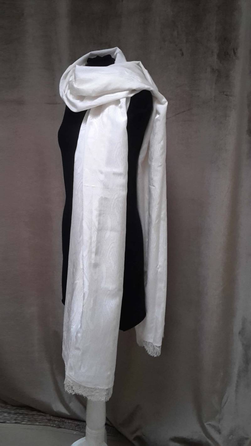 Sehr Große Brautstola Aus Seide, Baumwolle Und Spitzenbesatz, Gebrochenes Weiß von PetitesRobesBlanches