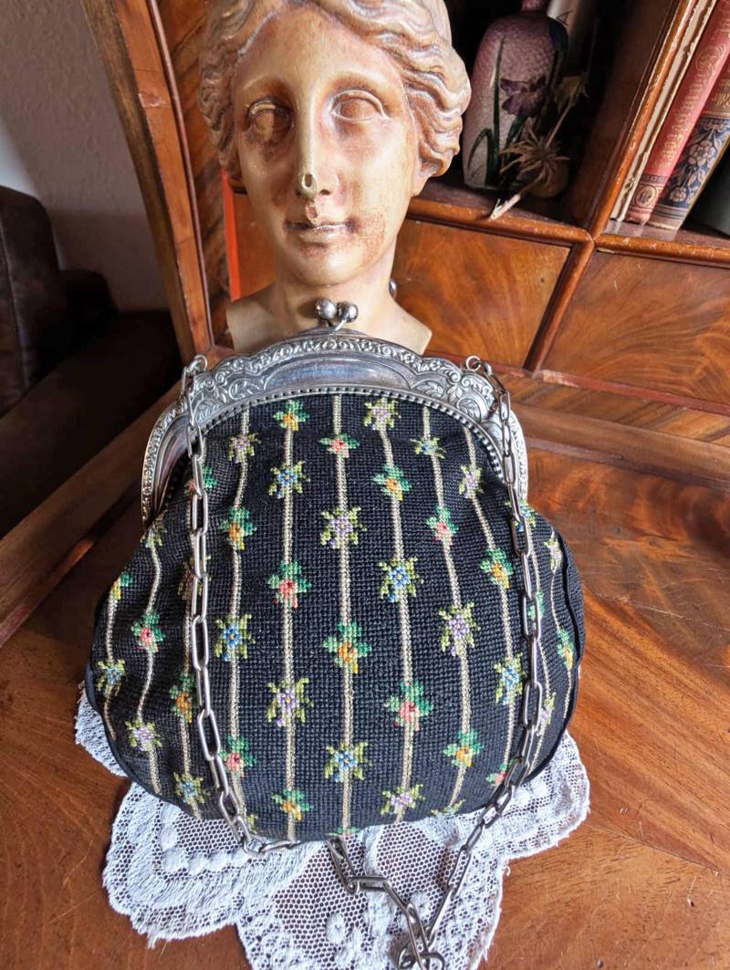 Antike Entzückende Petit Point Stickerei Tasche , Kleines Blumenmuster Abendtasche Schwarzgrundig/Bunt von PetraAllesMeins