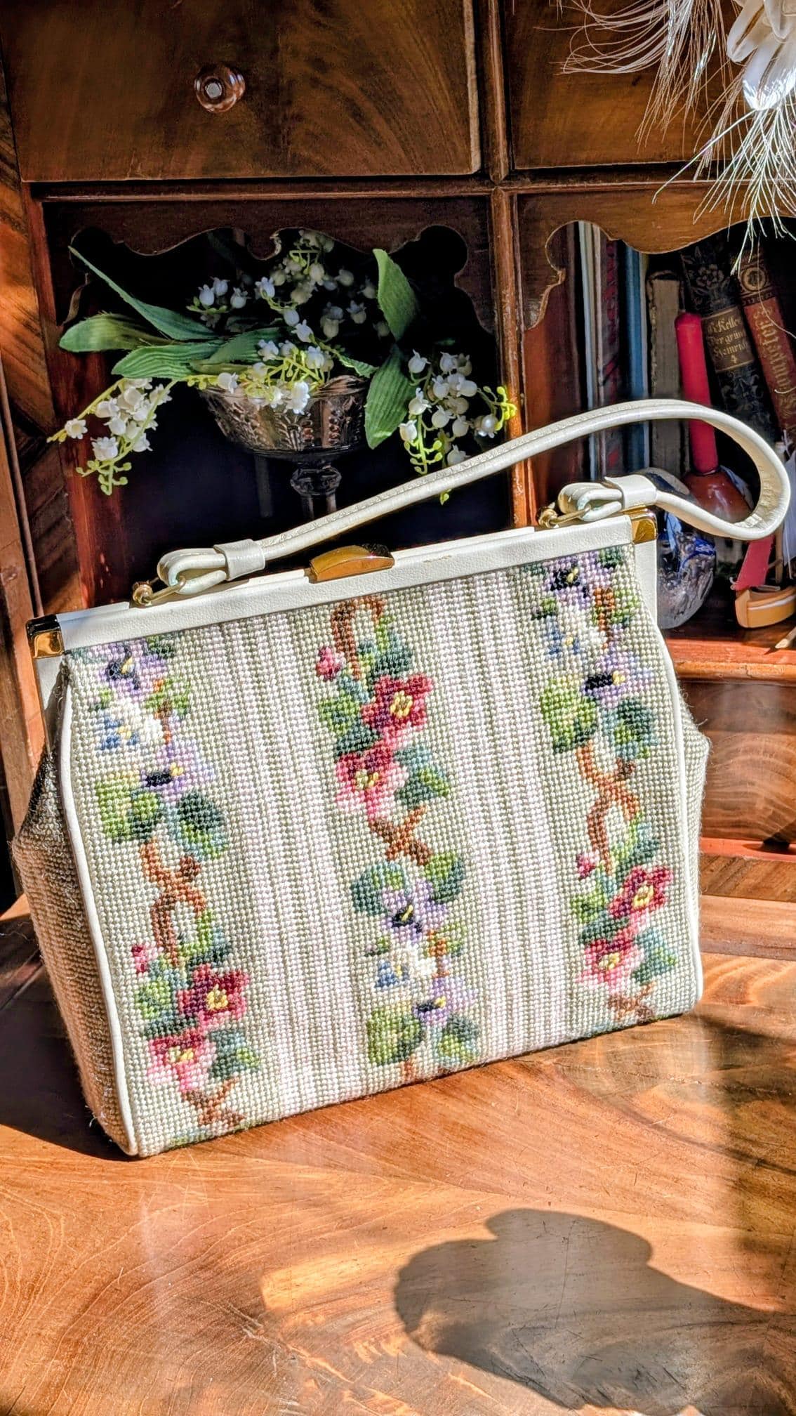 Vintage Hübsche Große Gobelin - Stickerei Tasche , Beige Grundig, Mit Buntem Blumenmuster, Leder Vintage Hübsche Große Gobelin - Stickerei Tasche , Beige Grundig, Mit Buntem Blumenmuster, Leder von PetraAllesMeins