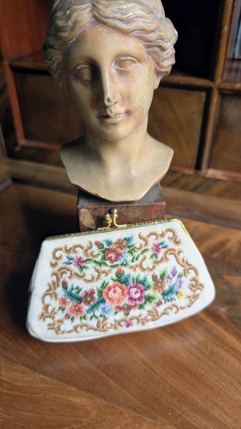 Vintage Niedliche Größere Geldbörse, Portemonnaie Petit Point Stickerei Vintage Niedliche Größere Geldbörse, Portemonnaie Petit Point Stickerei von PetraAllesMeins