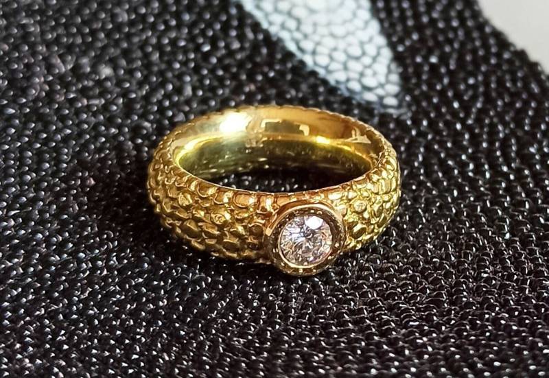 Breiter Ring 750 Gold Mit Diamant 0, 4Ct - Design Rochenleder von PetraBitschINYU