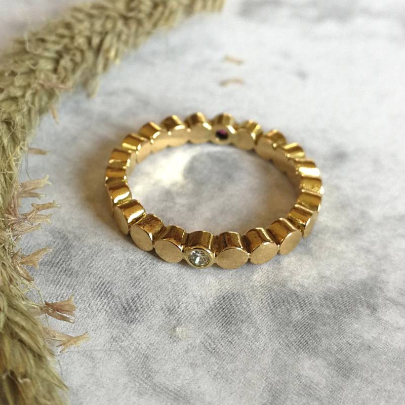 Zarter Goldring Mit Diamant Und Rubin von PetraBitschINYU