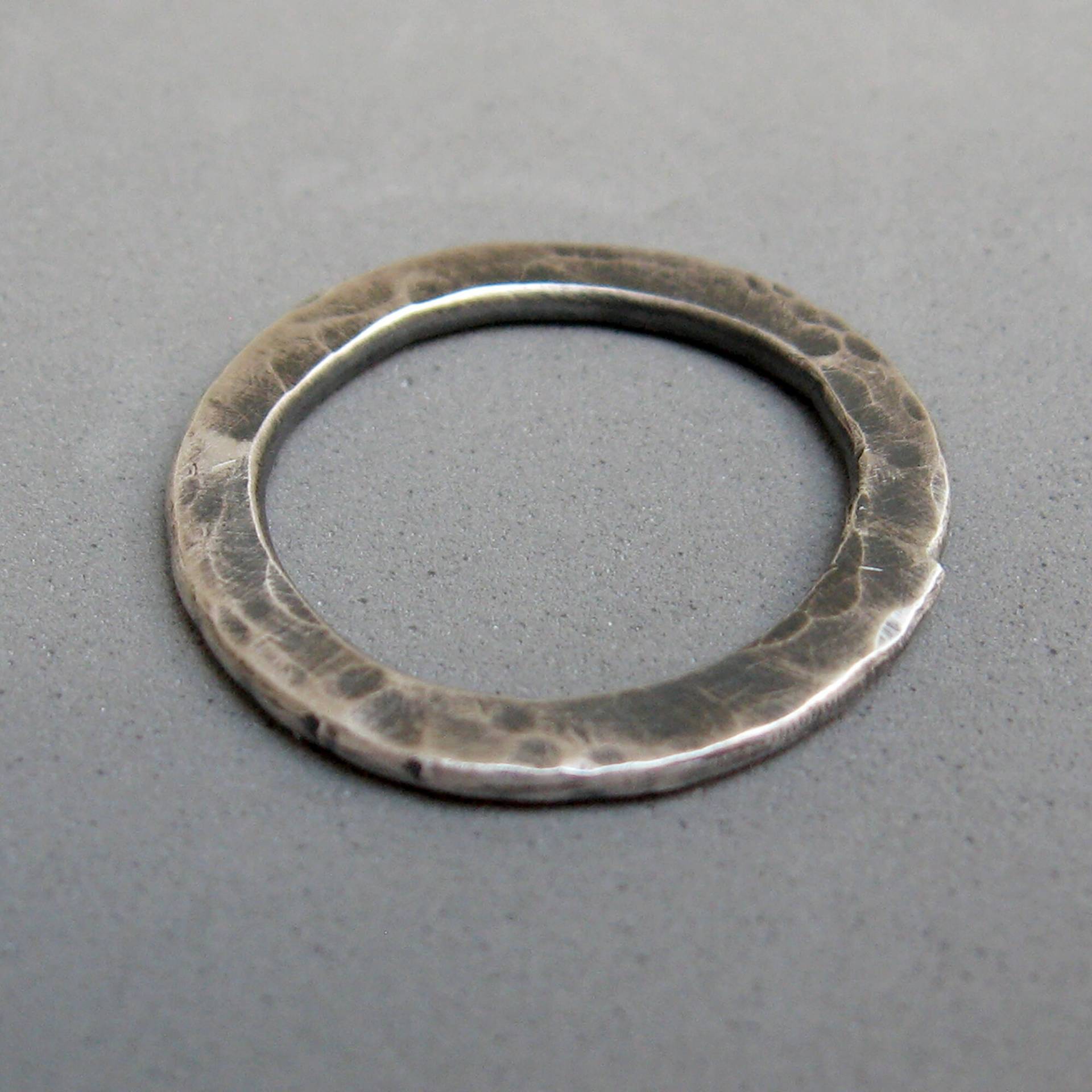 Gehämmerter Sterling Silber Stapelring Oxidierter Ehering von Petrahandmadejewelry