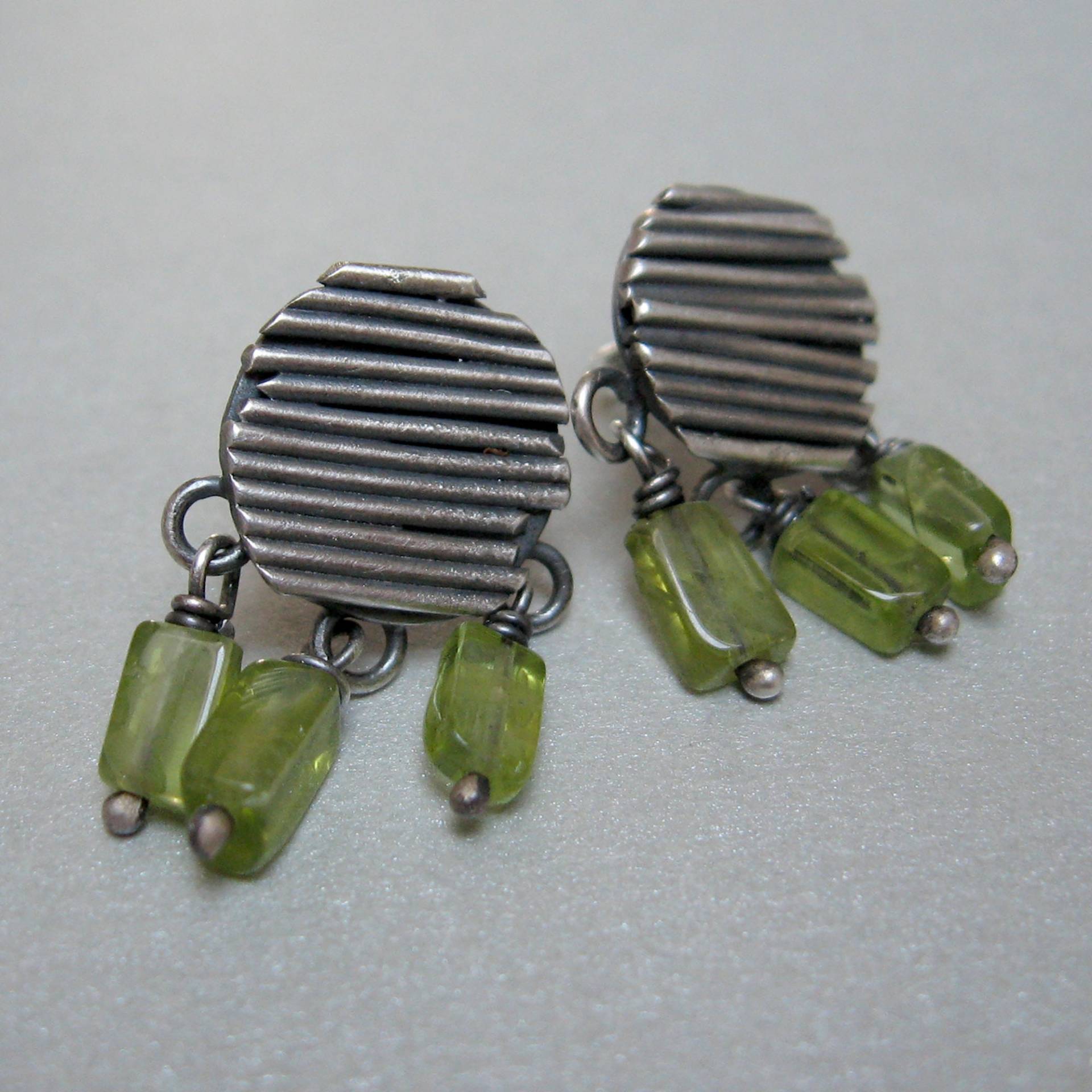 Peridot Silber Ohrringe, Rustikale Design Knopf Ohrringe von Petrahandmadejewelry