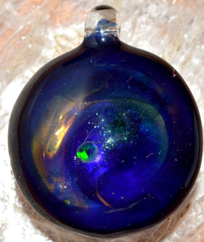 Galaxy-Anhänger Mit Trippy Umhüllt Opal Grüne Scheibe Über Gold Fumed Funkeln Galaxy - Handblown Glas von PetrichorArts