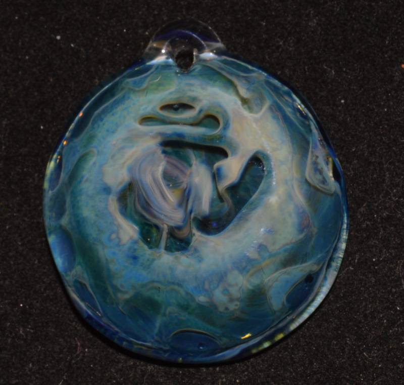 Glas-Anhänger Mit Om-Symbol in Blue Moon - Einzigartige Handblown von PetrichorArts