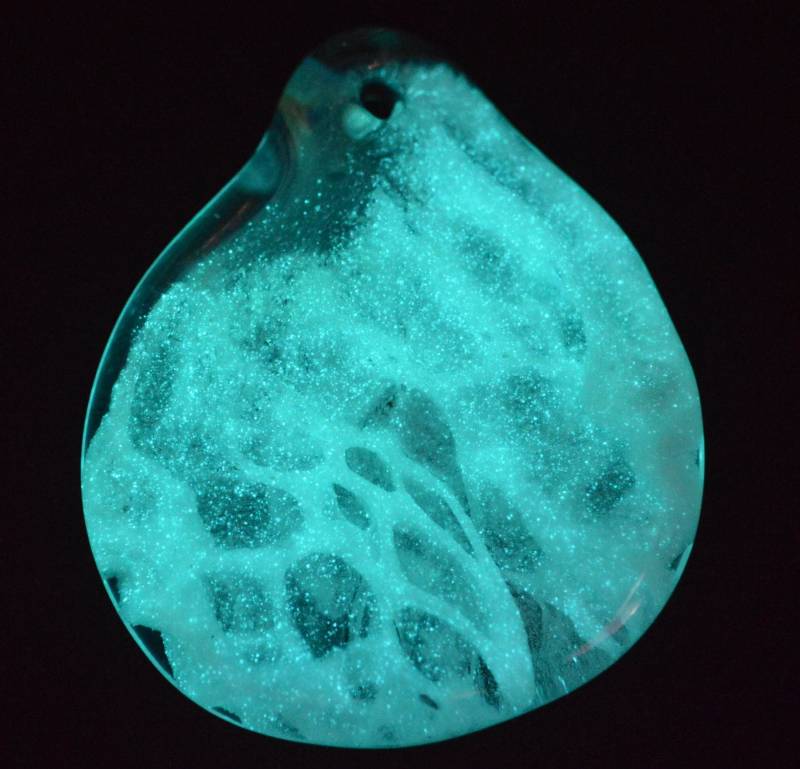 Glas Glühen in Der Dunklen Trippy Waben Anhänger - Handblown von PetrichorArts