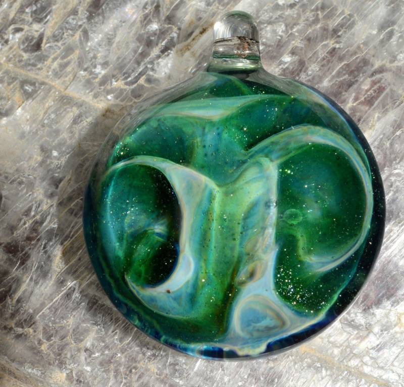 Glas Widder Anhänger in Blauen Mond Und Sprakly Grün Stardust - Einzigartige Handblown von PetrichorArts