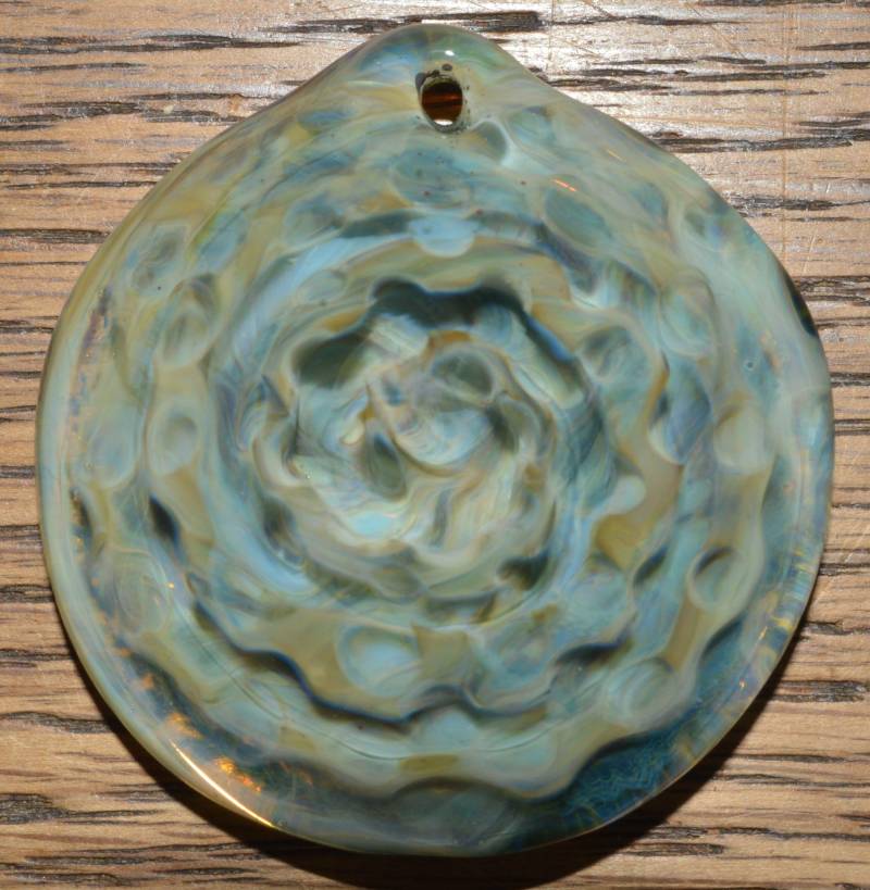 Glasanhänger Mit Spirale in Blaumond Und A. Lila - Unikat Handgeblüht von PetrichorArts