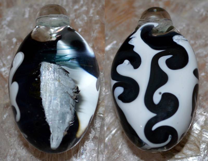 Umhüllte Kyanit-Kristall Mit Schwarz Und Weiß Unterlage Funkeln Wirbel - Handblown Glas Heilung Anhänger von PetrichorArts