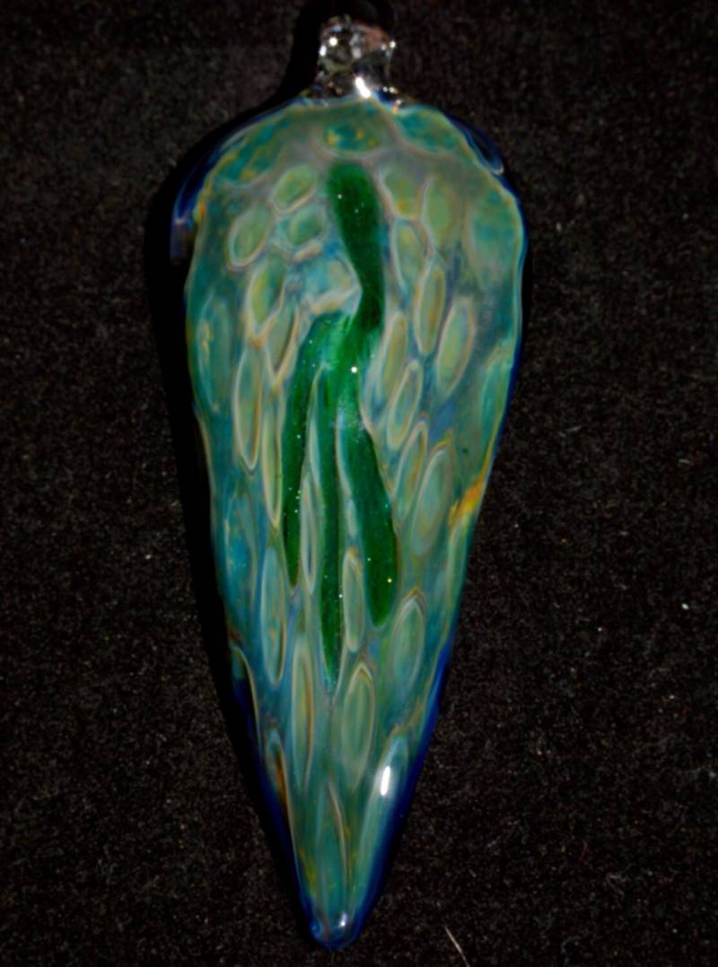 Waben Anhänger Mit Grünem A. Lila Über Tiefseeblau Einem Trippy Green Stardust Peace Sign - Einzigartiges Handgeblühtes Glas von PetrichorArts