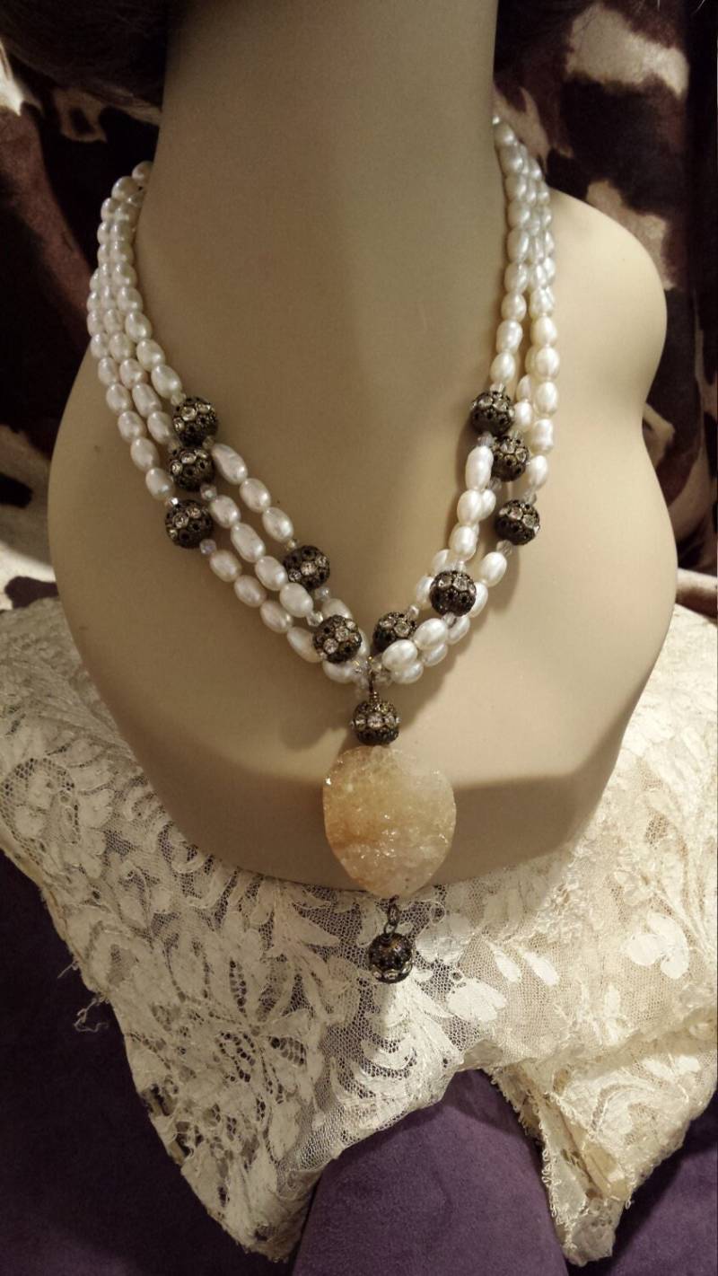 Dreisträngige Süßwasserperlenkette Mit Druzy-Tropfen in Der Mitte von PetronellaGDesigns