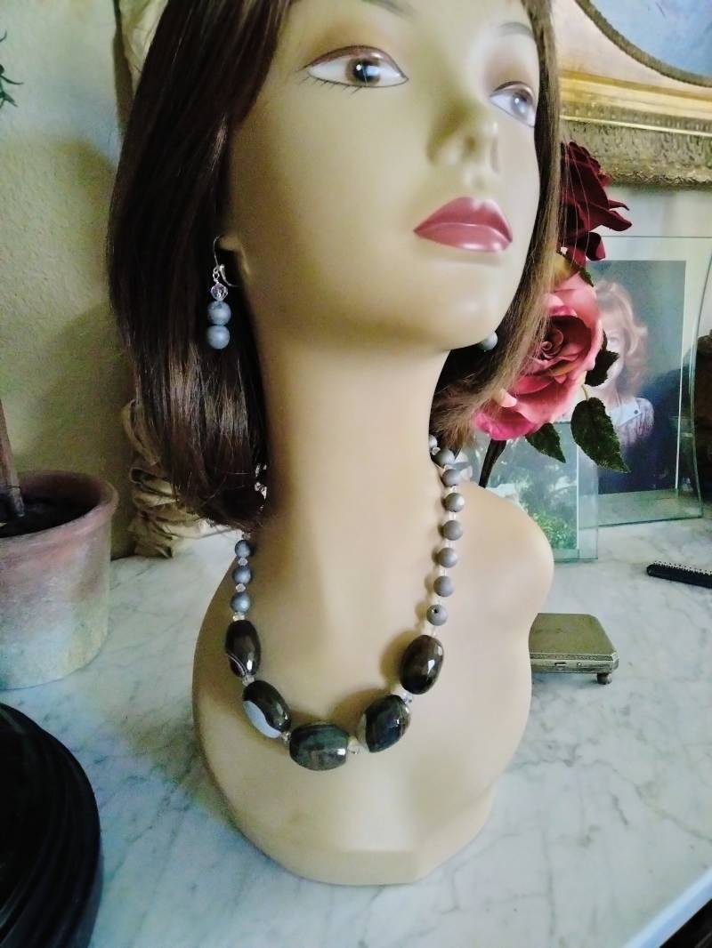 Einzigartige Graue Druzy Geode Perlenkette Mit Großen Facettierten Achat Steinen Und Passende Ohrringe von PetronellaGDesigns