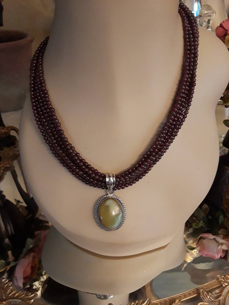 Garnett 6 Strang Kette Mit Türkis Anhänger von PetronellaGDesigns