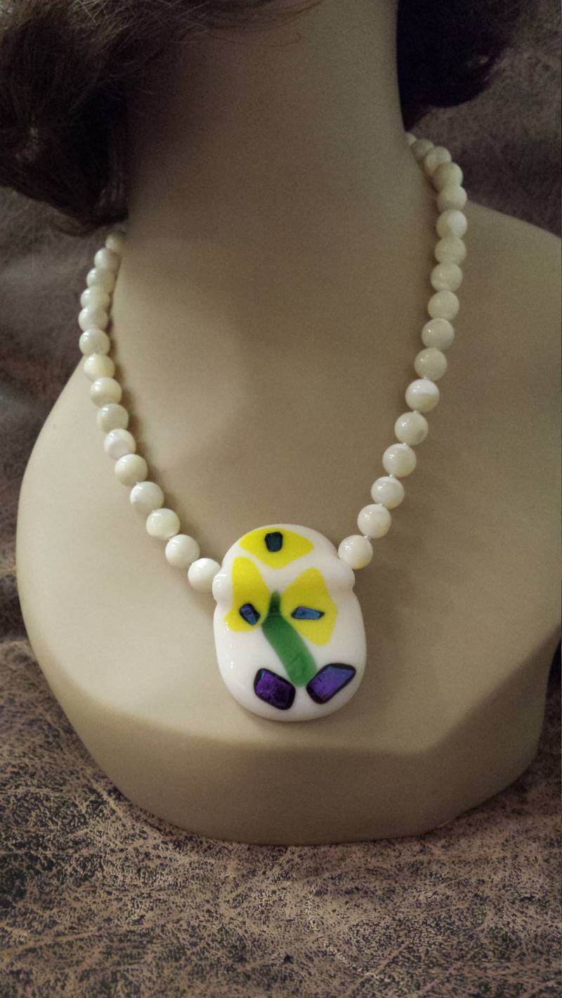 Perlmutt Halskette Mit Center Artist Anhänger von PetronellaGDesigns