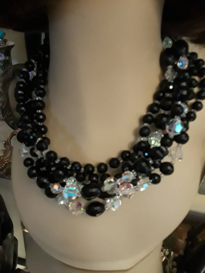 Sechs Strang Schwarze Und Kristallfarbene Vintage Halskette Mit Ohrringen von PetronellaGDesigns