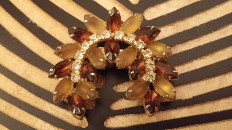 Wunderschöne Vintage Mehrfarbige Glasstein Brosche Und Passende Ohrringe Auf Goldfarbenen Metall - Modeschmuck Wunderschöne Vintage Mehrfarbige Glasstein Brosche Und Passende Ohrringe Auf Goldfarbenen Metall - Modeschmuck von PetronellaGDesigns