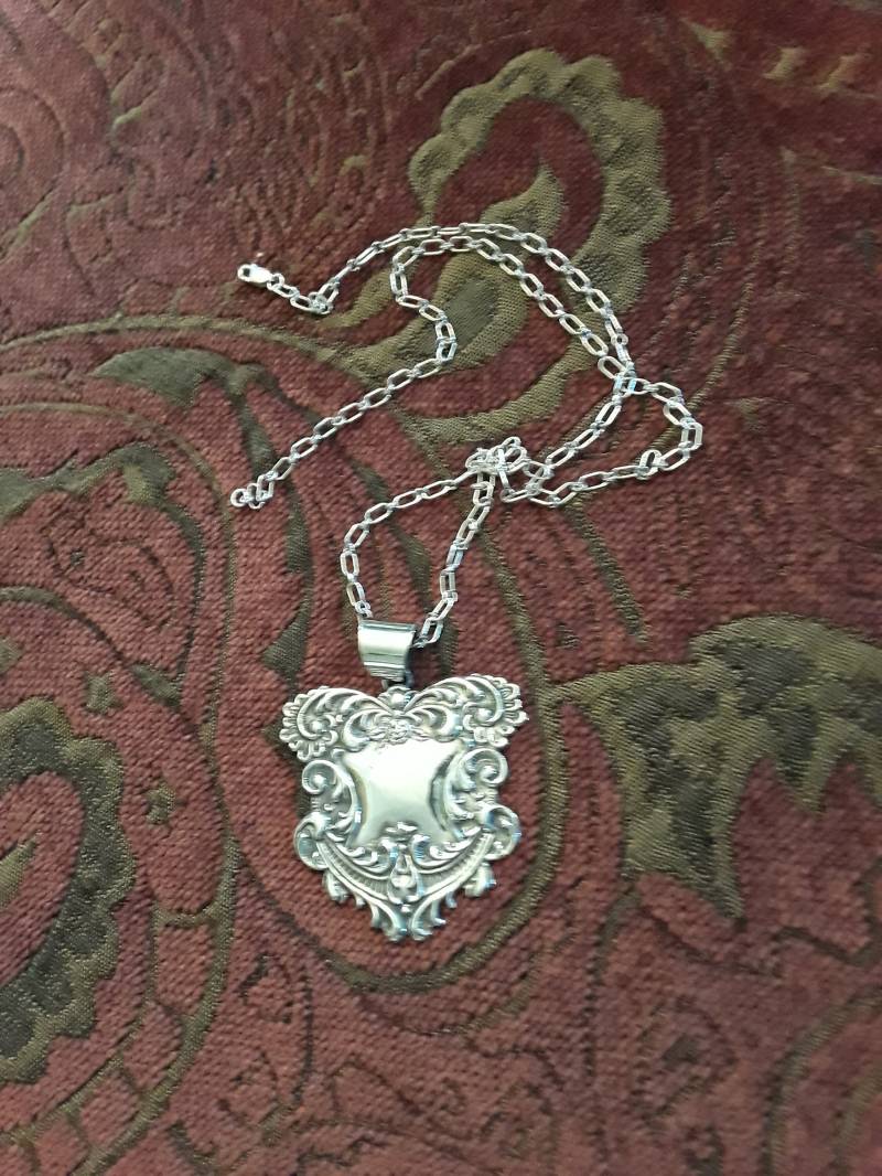sterling Silber Verschnörkelter Vintage Anhänger Mit Kette von PetronellaGDesigns