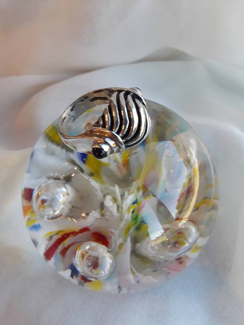 sterling Silber Wellen Design Ring Mit Schwarzen Onyx Akzenten Seitlich, Größe 8-8 1/4 von PetronellaGDesigns