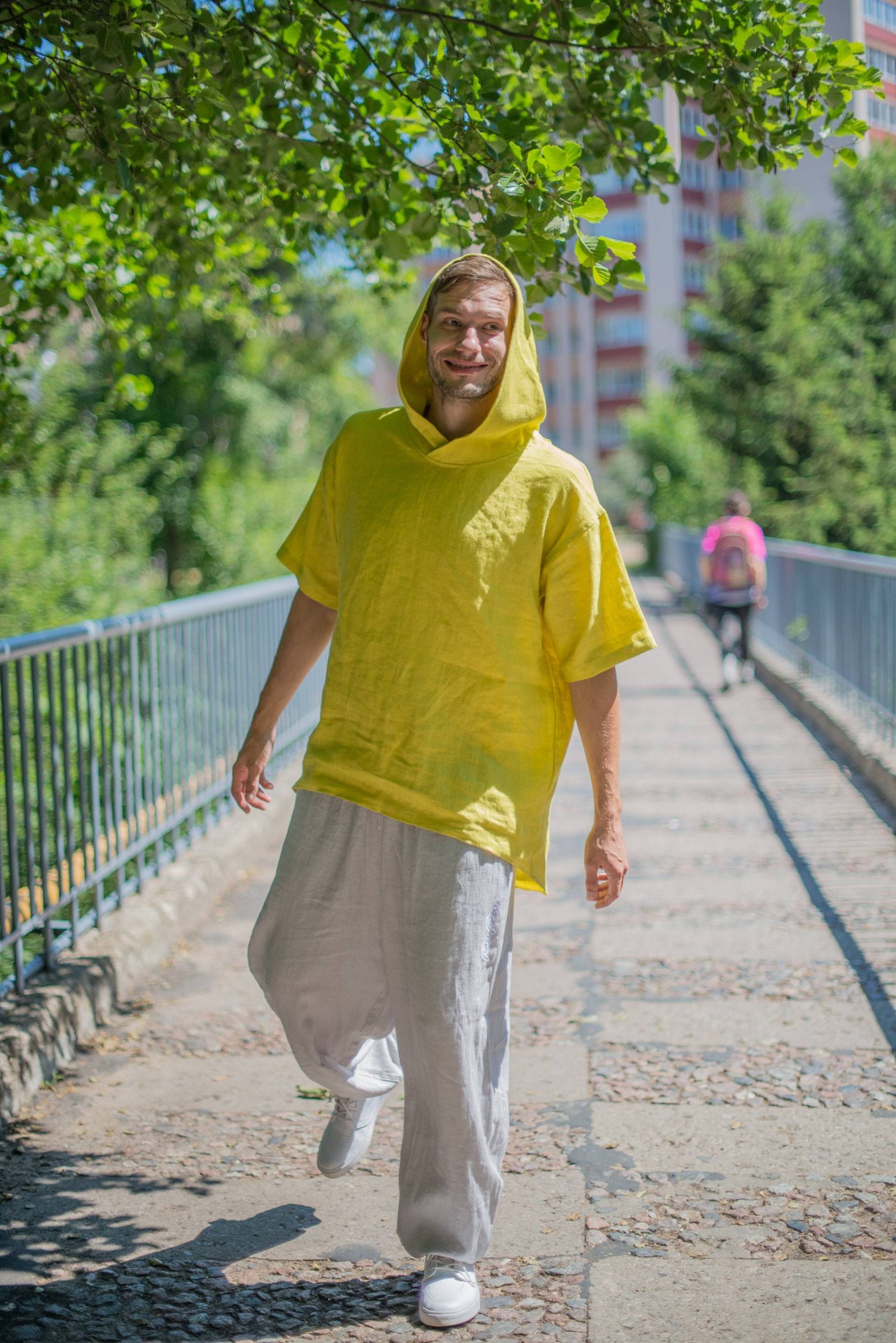 Gelber Leinen Hoodie, Damen Sommer Kapuzenshirt, Flax T-Shirt, Strand Kurzarm Hoodie Tunika, Oversize Kapuze, Festival Kleidung von PeuShop