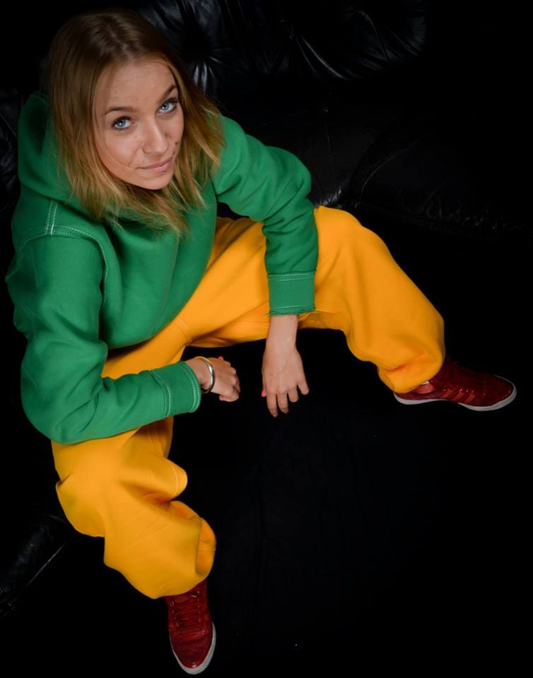 Handgefertigter, Dunkelgrüner Hoodie Frauen Sweatshirt Mit Weiten Ärmeln von PeuShop