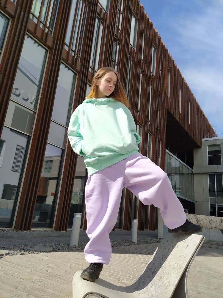 Pastell Lila Sweathose, Hellfarbige Jogginghose Für Frauen Männer, Drop Crotch Lockere Hose, Sweats von PeuShop